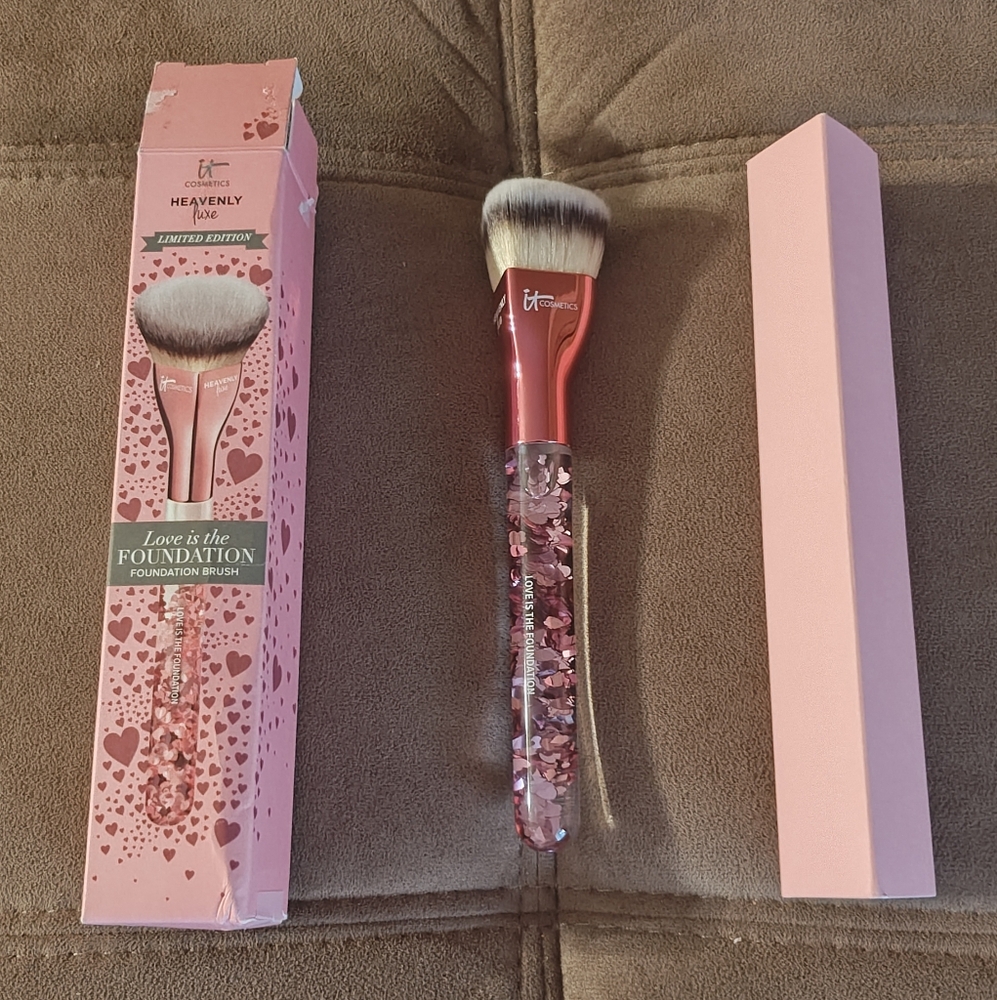 IT Cosmetics Heart Glitter Brush